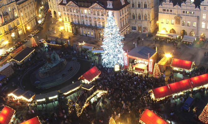 Christmas market on Old Town Square, Prague 2006 | © Hynek Moravec/WikiCommons